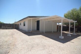 Building Photo - Spacious 2 Bedroom 1 Bath Duplex! Central ...