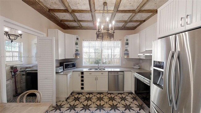 Building Photo - 327 Menores Ave