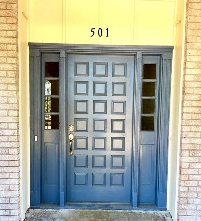 Building Photo - Corner Lot Brick Huntleigh Woods