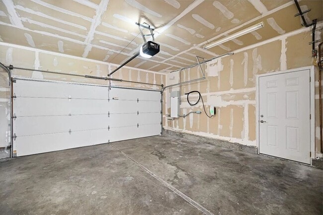Building Photo - 35883 Vinewood St