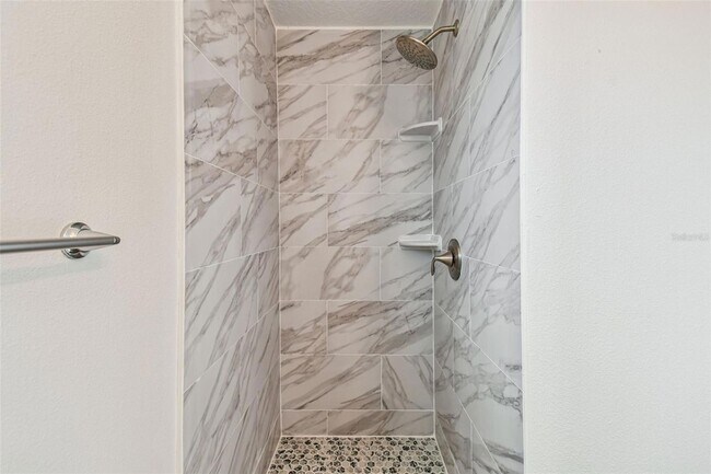 Building Photo - 650 E Tarpon Ave