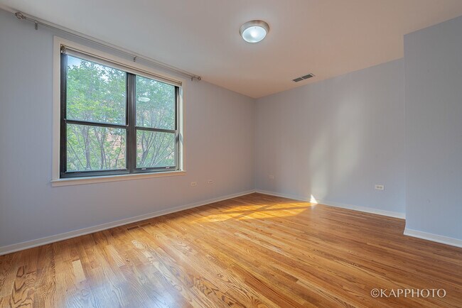 Building Photo - 468 W Elm St