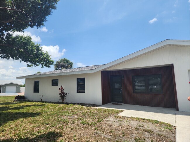 Building Photo - 1703 Marina Terrace