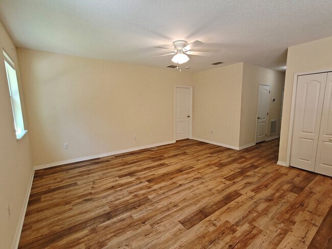 Building Photo - Charming & Modern 3-Bedroom Home with Bright Open Layout!