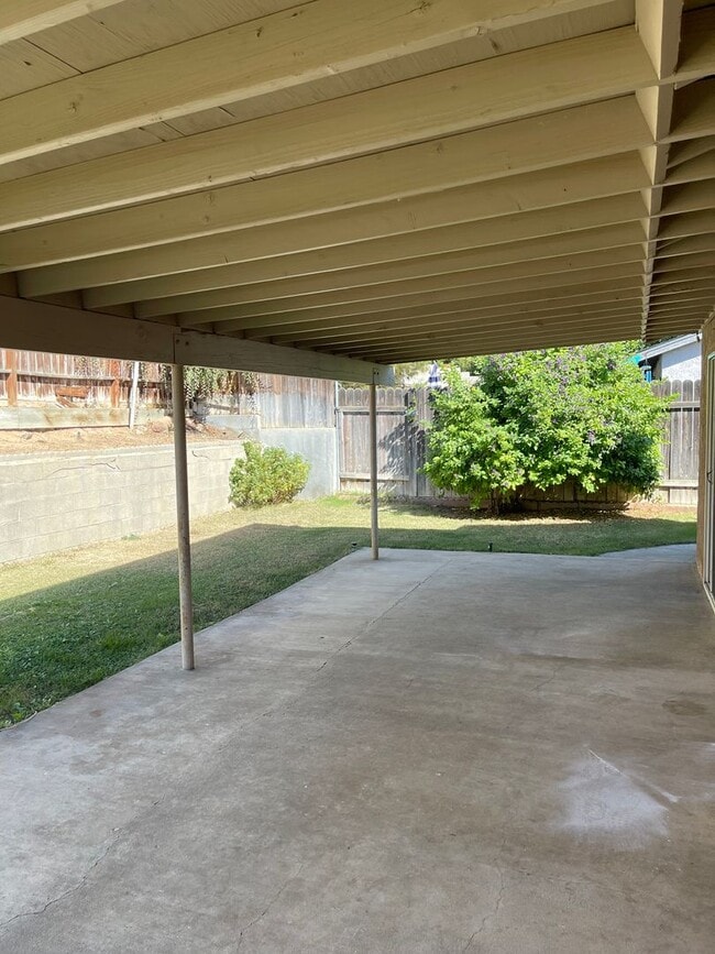 Building Photo - Large 3 Bedroom, 2 Bath Home on NE