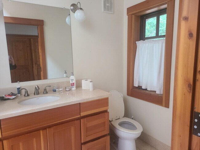Building Photo - Lovely Rental Home on Cady Mountain