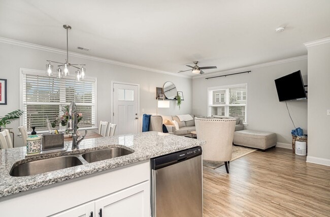 Building Photo - Charming 3-Bedroom Townhome Close to Every...