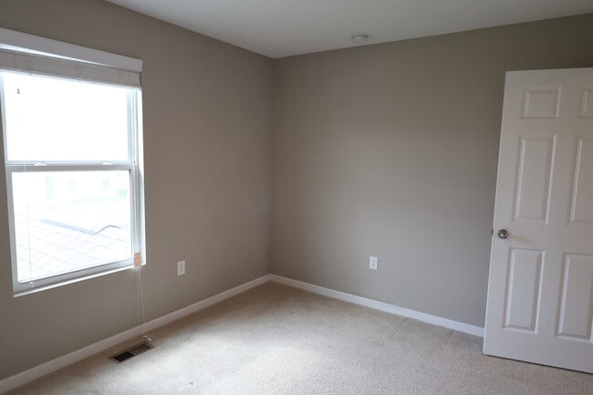 Building Photo - 1899 Lakecrest Dr