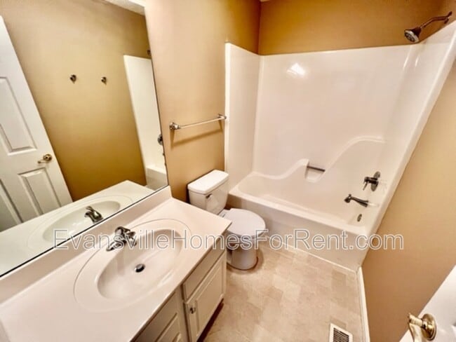 Building Photo - 4035 Pine Dr