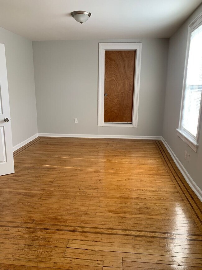 Building Photo - 142 Walnut St