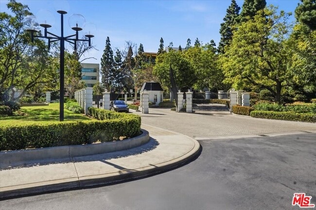 Building Photo - 2222 Ave of the Stars