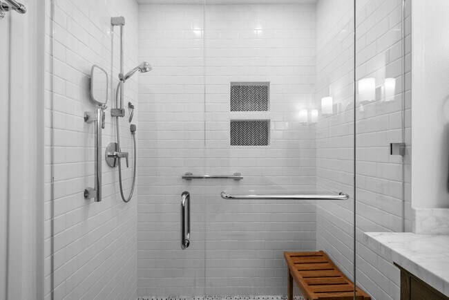 Building Photo - 7.5 Month Furnished Condo at Collwood Manor