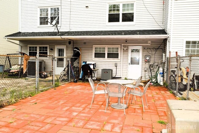 Building Photo - 51 Larch St