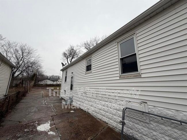 Building Photo - 2527 Switzer Ave