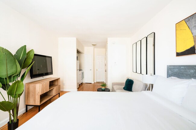 Building Photo - 321 E 14th St