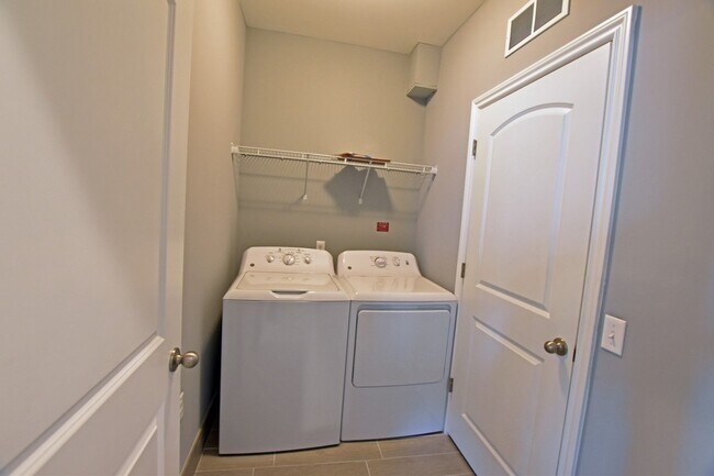 Building Photo - Shelby Township - 3 Bedroom, 2 Bath, End-Unit condo style w/Att Garage