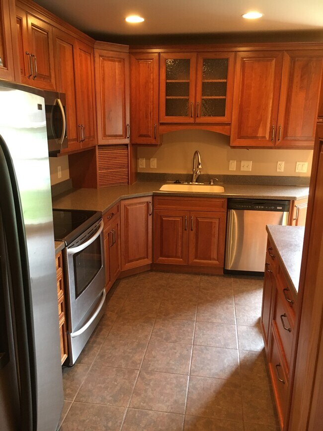 Kitchen (rear) - 921 N Wingra Dr