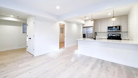 Building Photo - 1336 W Bryn Mawr Ave