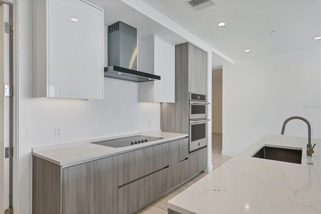 Building Photo - 301 QUAY Cmn