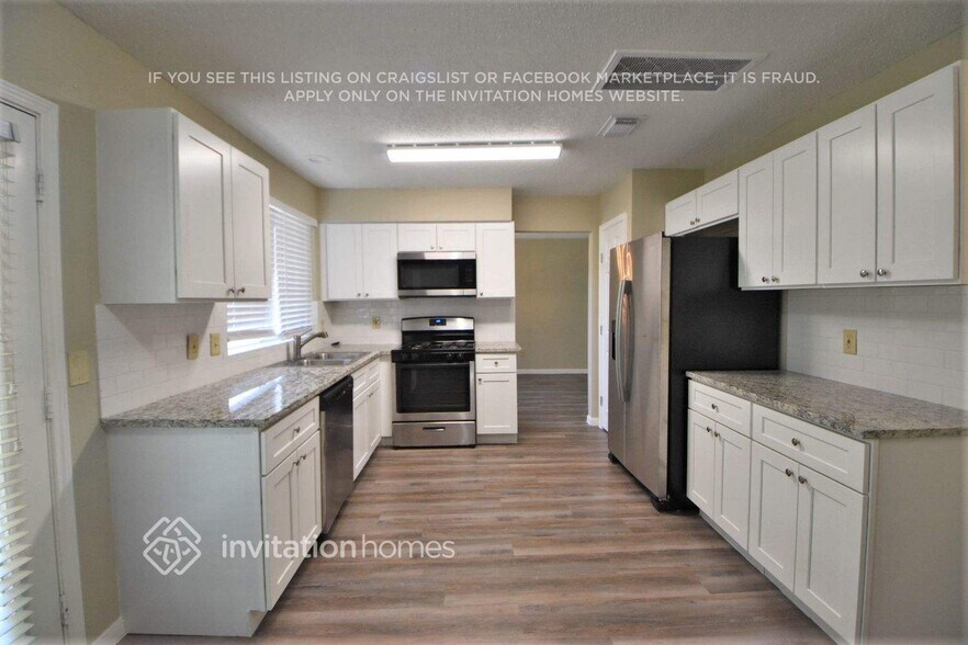 Building Photo - 16011 Sweetwater Creek Dr