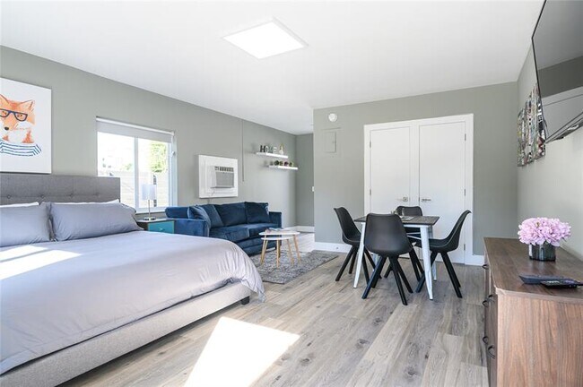 Building Photo - 1020 N Victoria Park Rd