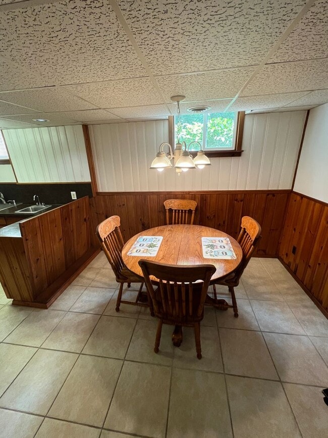 Building Photo - 1035 Oakmont Cir