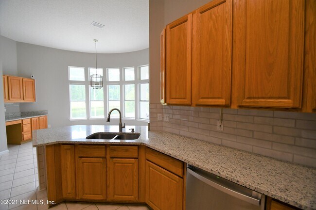 Building Photo - 925 Lotus Ln S