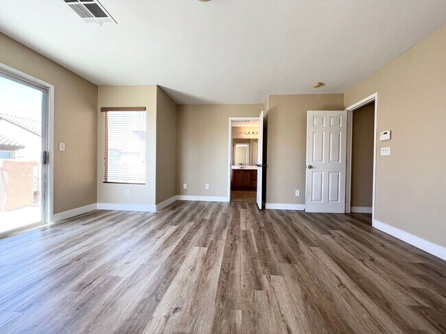 Building Photo - Beautiful 4-bedroom, 2.5-bathroom house