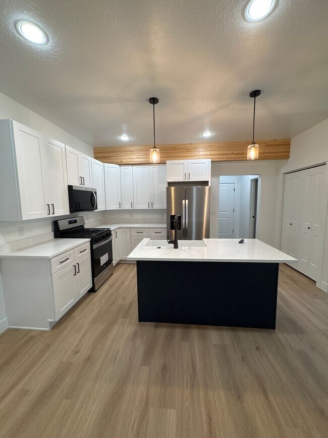 Building Photo - 725 W 350 N