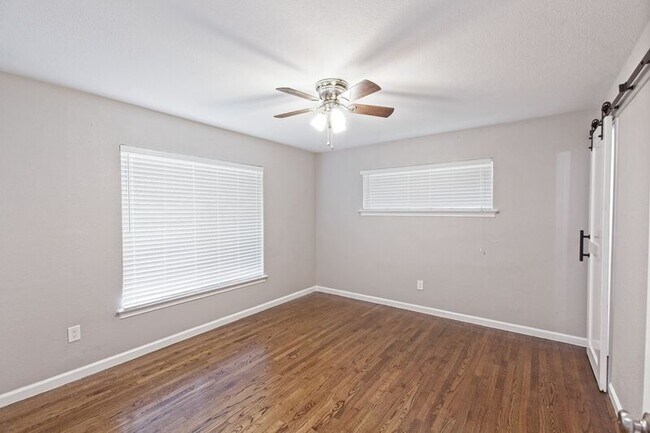 Building Photo - 304 S Grove Rd