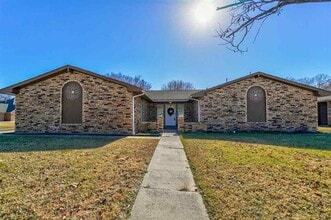 Building Photo - 905 NE Dove Ln