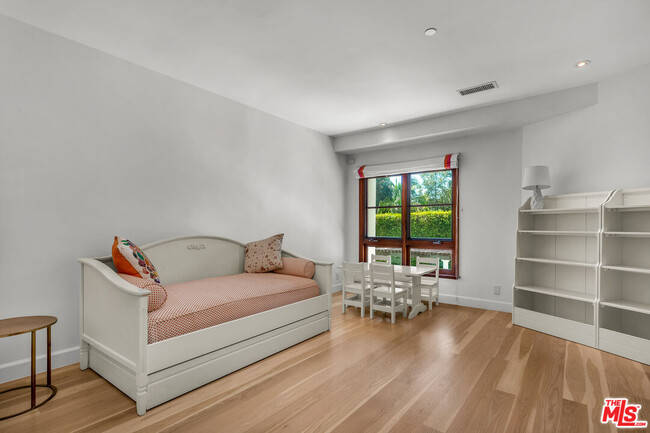 Building Photo - 2134 La Mesa Dr
