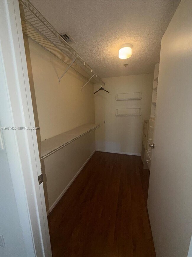 Building Photo - 540 Brickell Key Dr