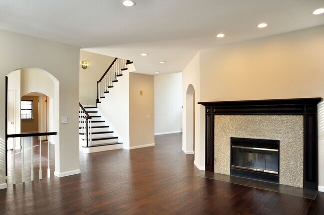 Building Photo - Luxury home with turf baseball/softball ba...