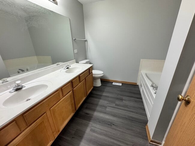 Building Photo - 2209 Sunrise Cir