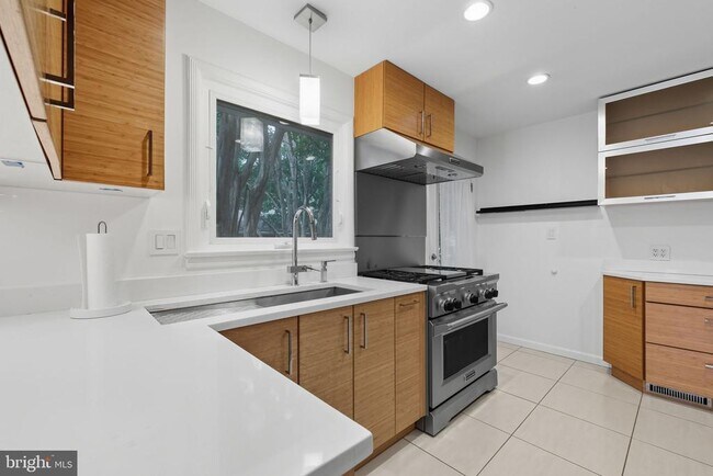 Building Photo - 6251 Lakeview Dr