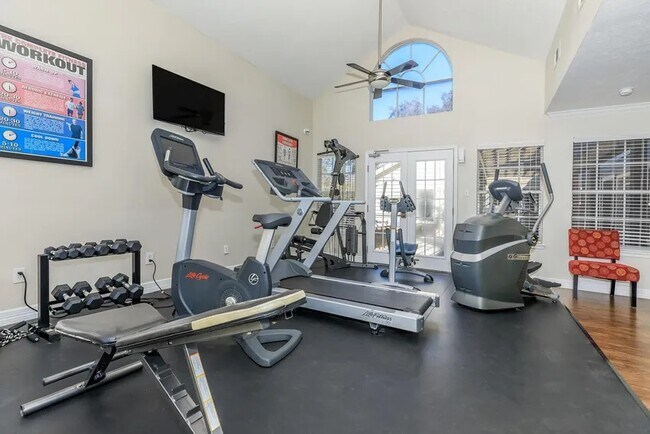 Building Photo - Elegant 2-Bedroom Near I-45 – Pets Welcome!