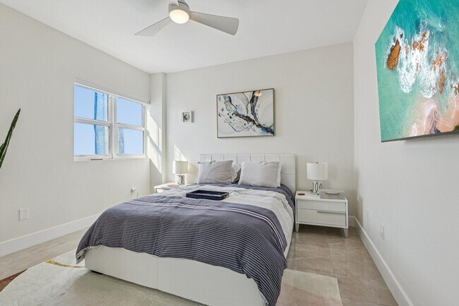 Building Photo - 2640 Lake Shore Dr