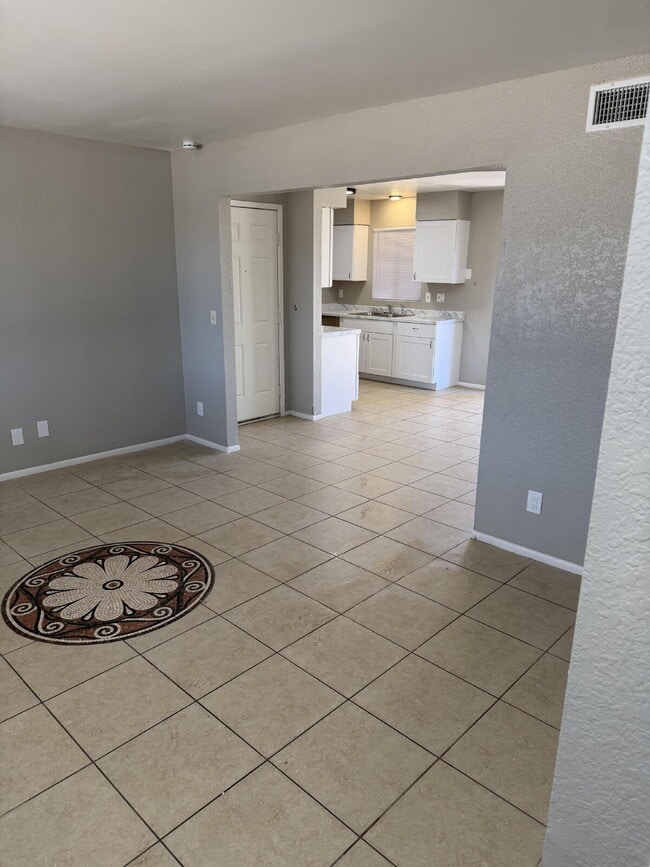 Building Photo - MOVE-IN READY 2 BED WITH NEW KITCHEN & CARPORT