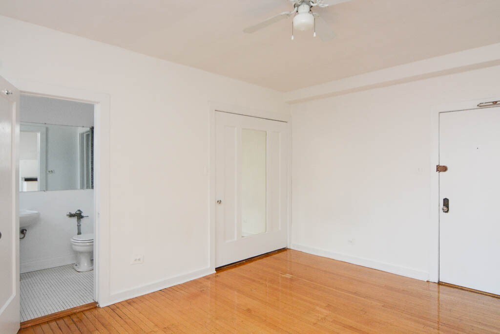 Building Photo - 941 W Carmen Ave