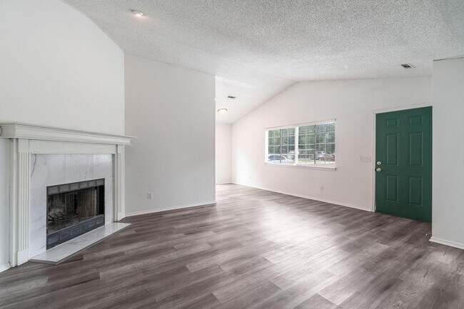 Building Photo - Spacious duplex in Fayetteville!