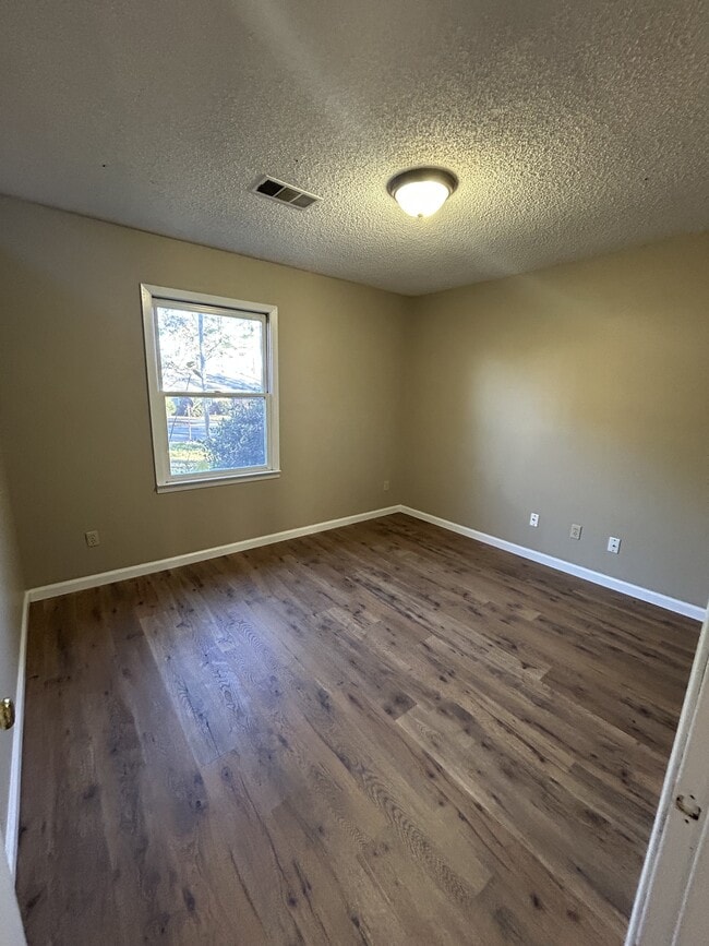 Building Photo - 303 Lake Dr