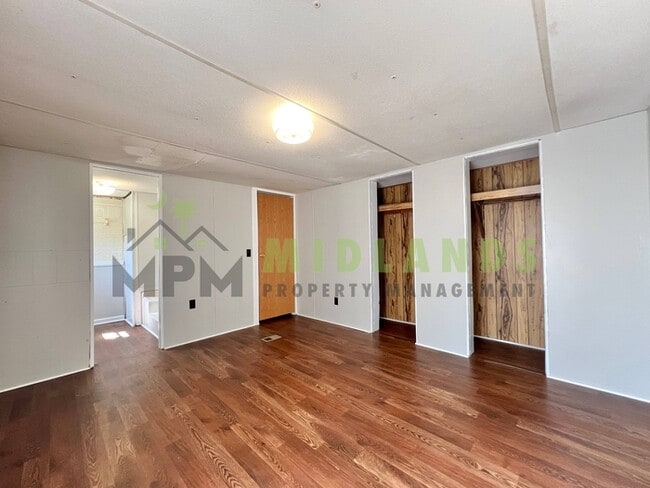 Building Photo - 2413 S Lake Dr
