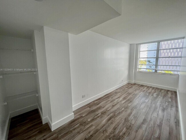 Building Photo - 1001 91st St