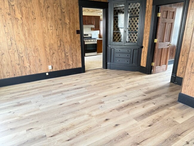 Building Photo - Recently redone 3BR 1.5 bath house in Bloo...