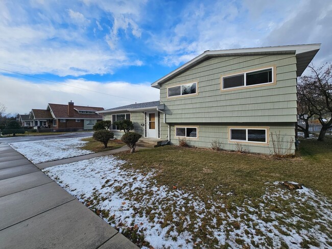 Building Photo - Single Family Home - Lower Rattlesnake