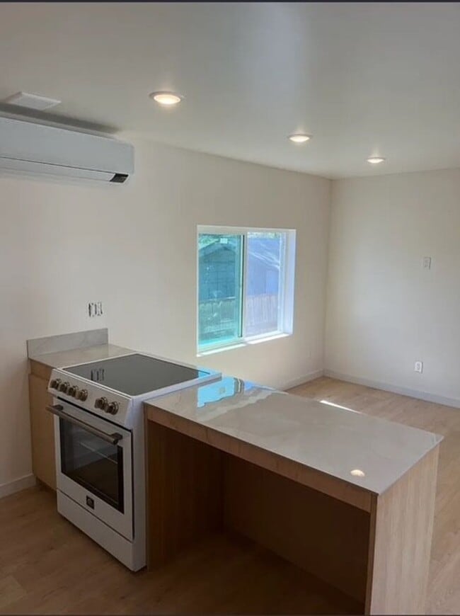 Building Photo - Modern 4 bed home Centrally located