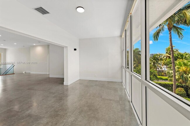 Building Photo - 552 Palm Dr