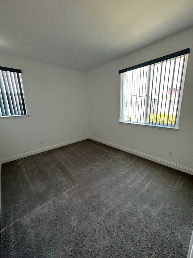 Building Photo - Charming 3 Bed / 2.5 Bath Home with Modern Upgrades