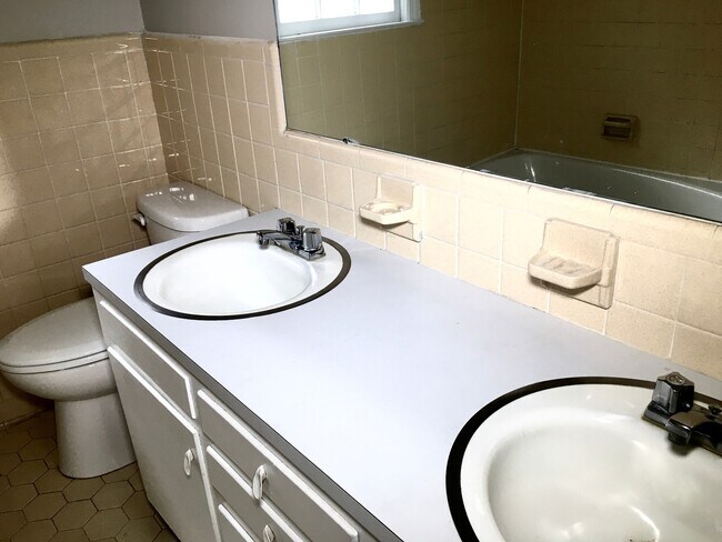 Building Photo - 2 Bedroom 1 Bath Apartment in Radcliffeborough - Downtown Charleston